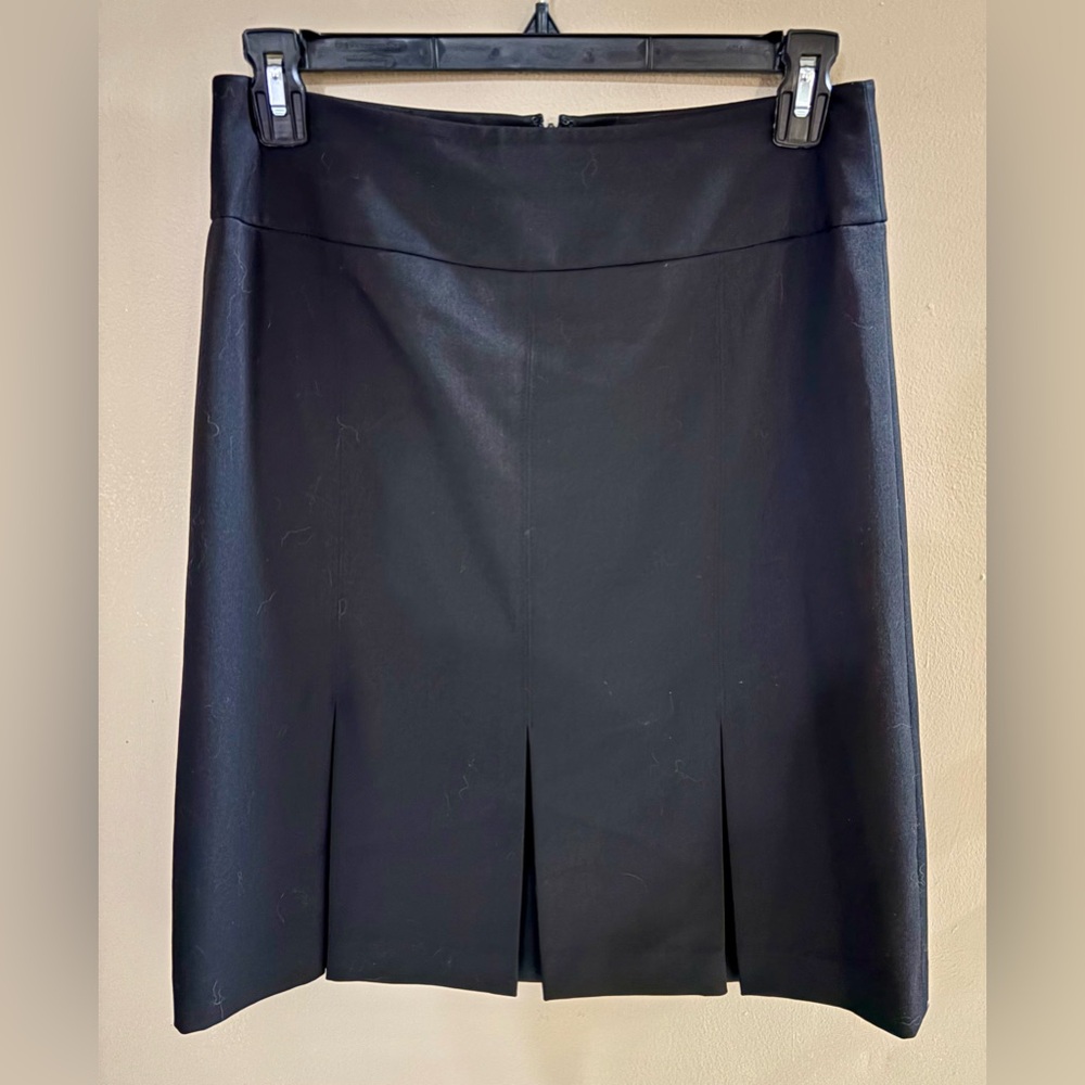 Stylish Jones Wear size 10 black skirt with front kick pleat, EUC